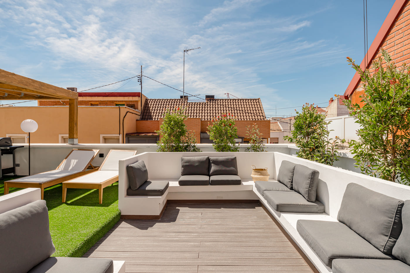 Terraza común con zona chill en Trees Coliving